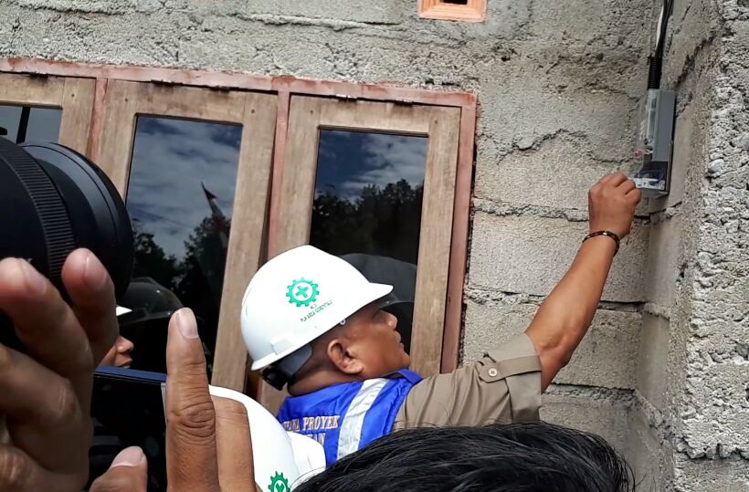 Gubernur Gorontalo Rusli Habibie Menyalakan Listrik Di Rumah Pelanggan