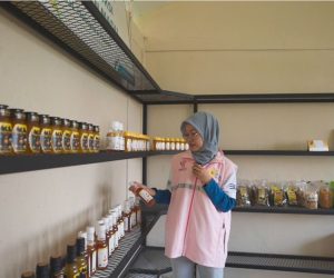 Kembangkan Eduwisata Lebah di Garut, PLN Haleyora Power Salurkan Bantuan Alat Pengolahan Madu