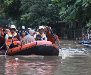 PLN Kontrol Keamanan Kelistrikan, Bantu Evakuasi Warga di Tengah Banjir Bekasi