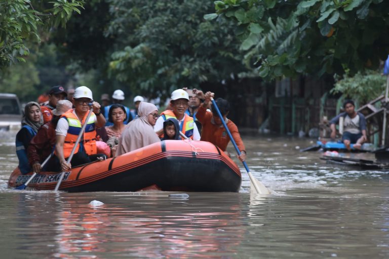 PLN Kontrol Keamanan Kelistrikan, Bantu Evakuasi Warga di Tengah Banjir Bekasi