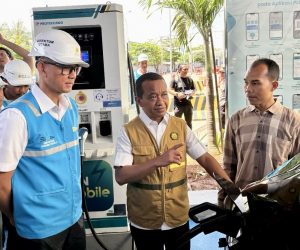 Kunjungi SPKLU di Banten, Menteri ESDM Apresiasi Kesiapan PLN Sambut Mudik Lebaran 2025