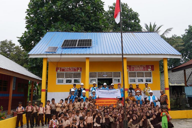 Listrik SuperSUN Hadir di Pulau Satangnga, Hidupkan Denyut Kehidupan Warga