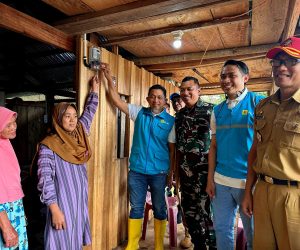 Kampung Menra Terang Benderang, 28 Keluarga Merasakan Akses Listrik 24 Jam