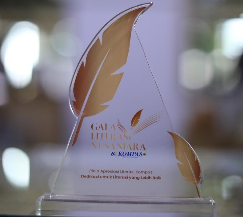 Piala Apresiasi Literasi Nusantara 2025 yang diterima PLN