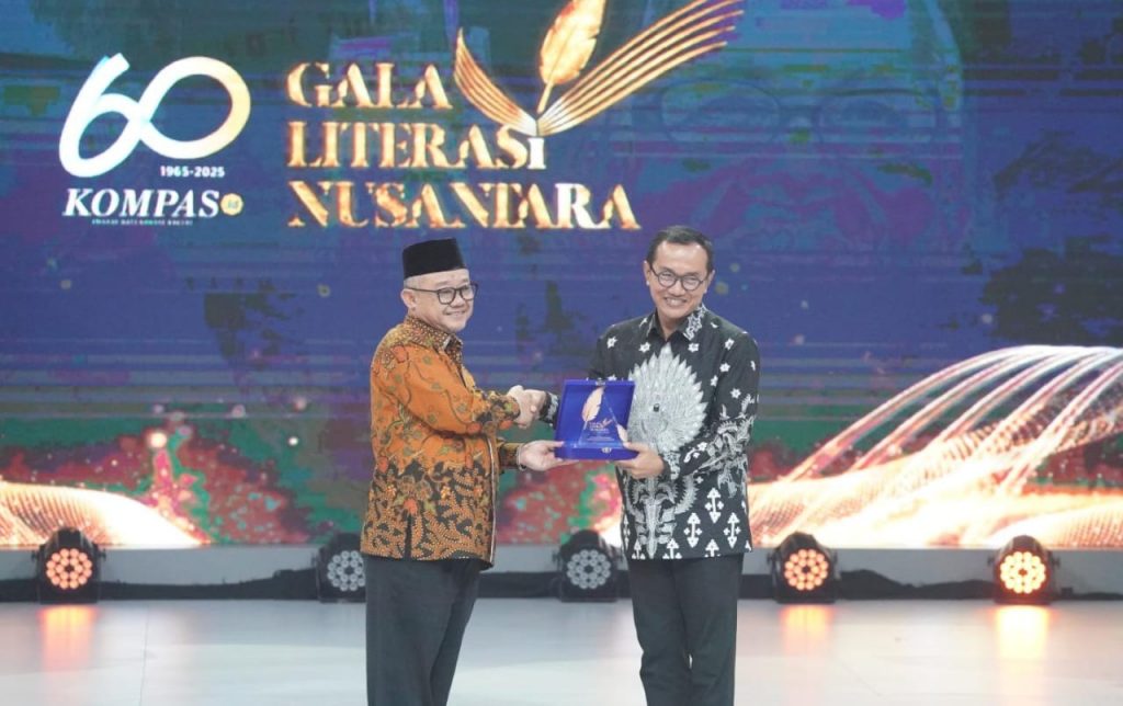 Penyerahan penghargaan Literasi Nusantara 2025 dari Abdul Mu’ti kepada perwakilan PLN Alois Wisnuhardana