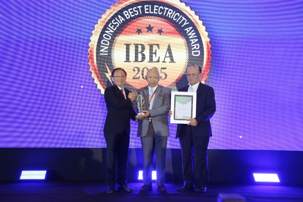Penyerahan penghargaan IBEA 2025 kepada PLN oleh Tumiran dan Herman Darnel Ibrahim