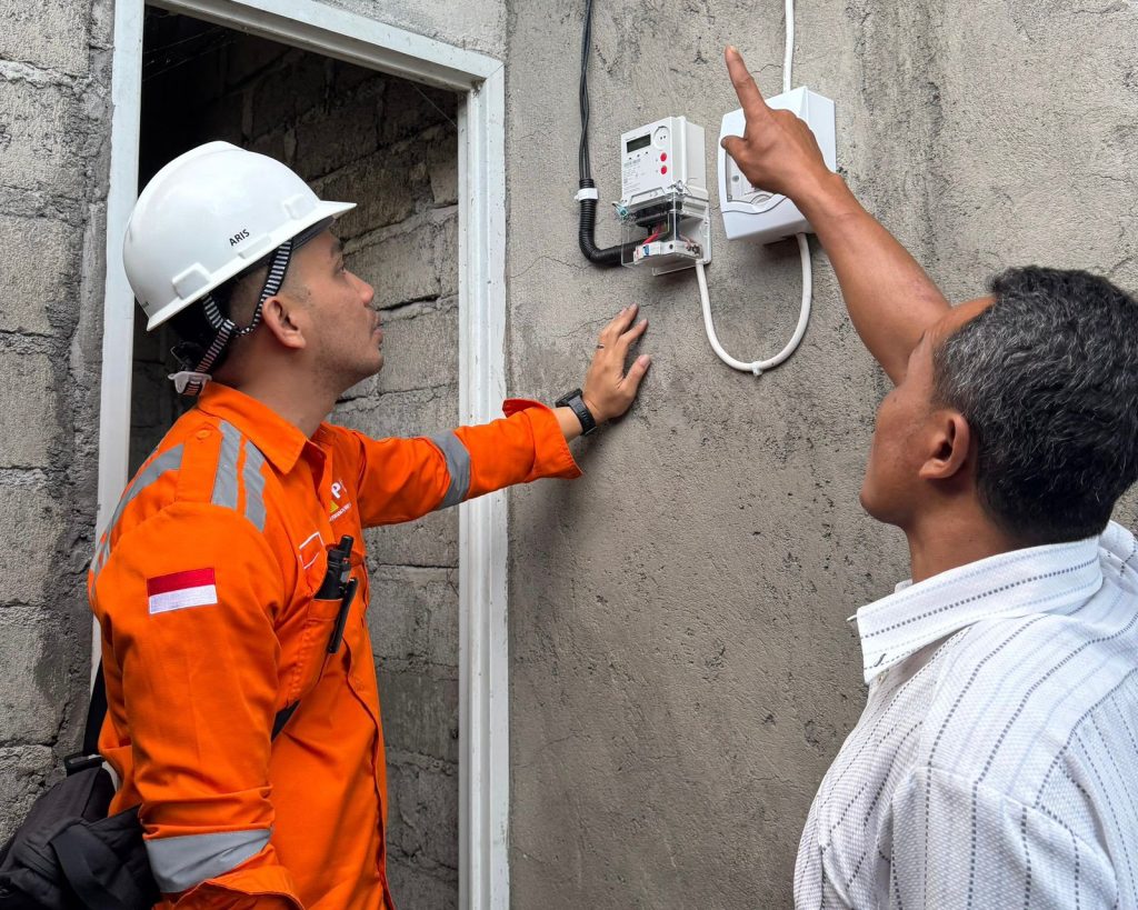 Sambungan listrik gratis pertama kali untuk I Wayan Polos di Karangasem, Bali, melalui program LUTD PLN