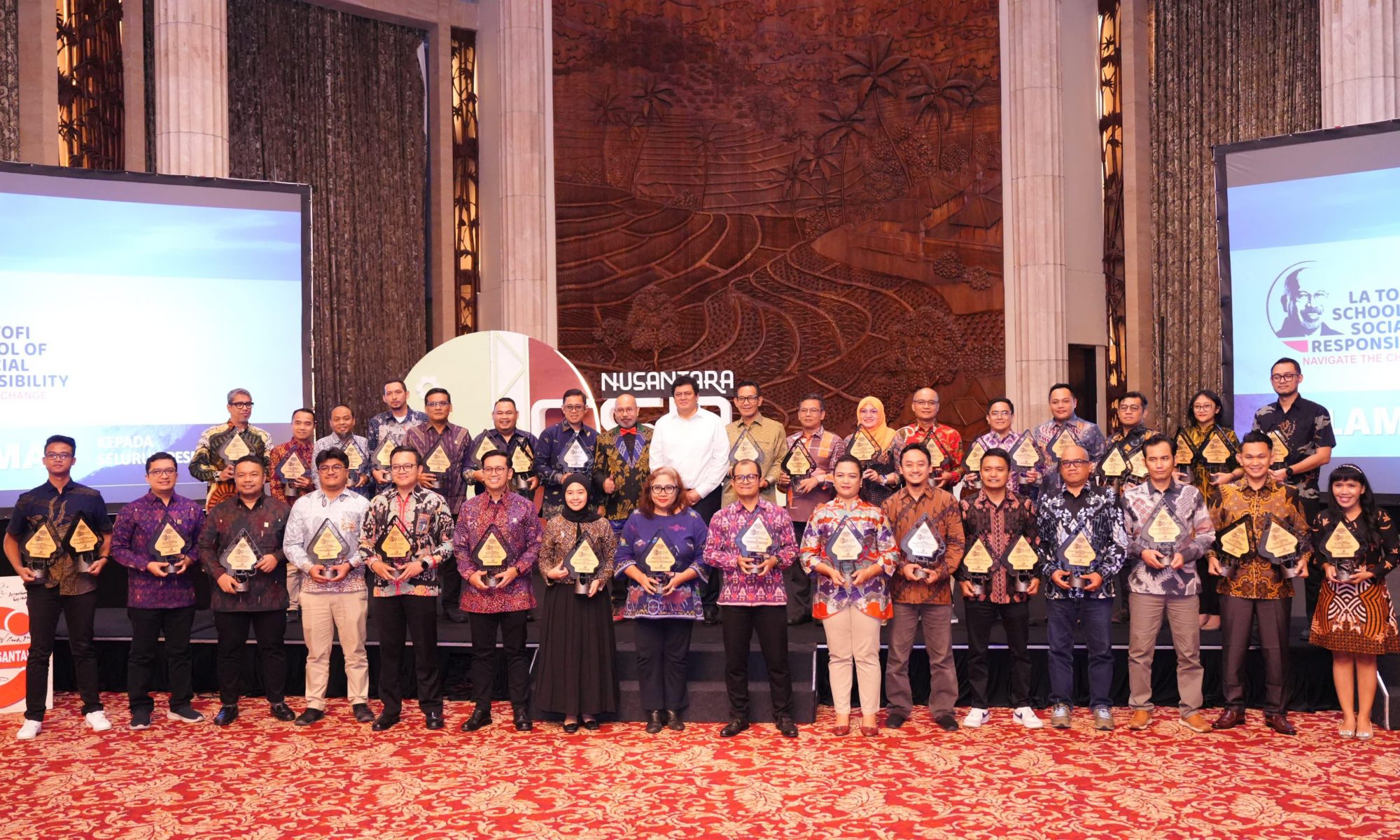 Perwakilan PLN menerima penghargaan dari Taufik La Tofi pada Nusantara CSR Awards 2025 di Jakarta.