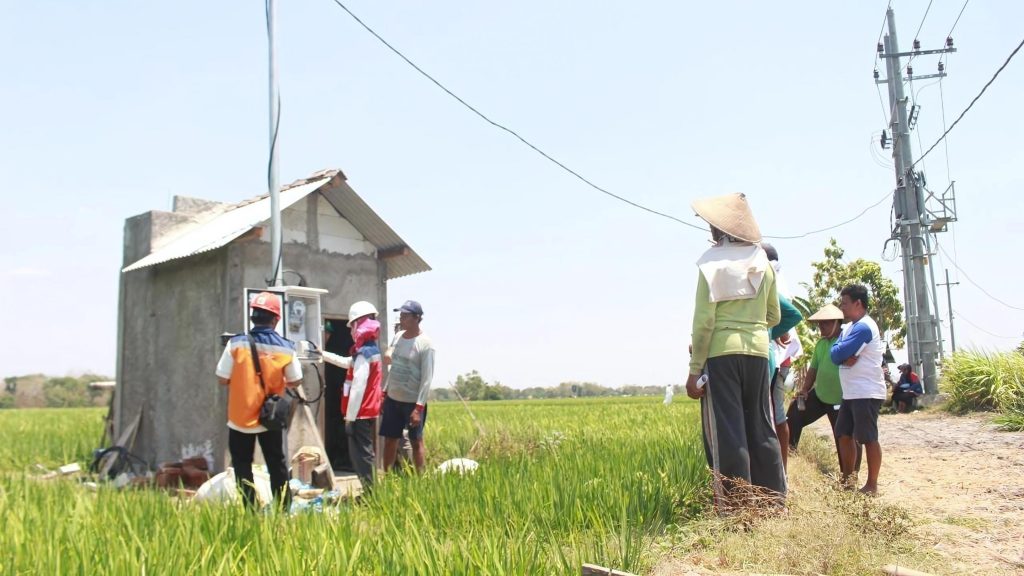 Petani Sukorejo mendengarkan penjelasan program Electrifying Agriculture dari petugas PLN di Ponorogo.