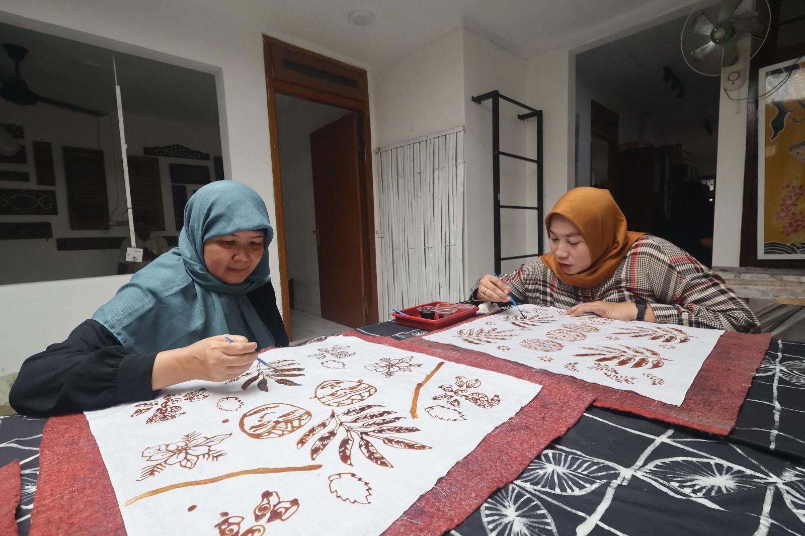 Difabel dan penyintas kanker membatik di Rumah Batik Palbatu, program CSR PLN UID Jakarta Raya.