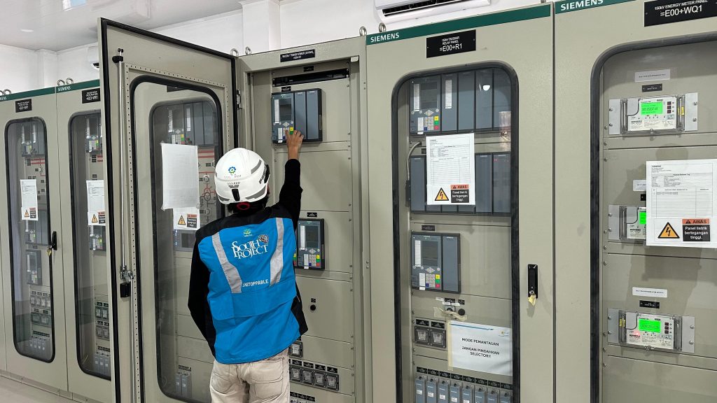 Pengecekan akhir oleh petugas PLN di Gardu Induk 150 kV Bungku, Sulawesi Tengah, sebelum tegangan perdana