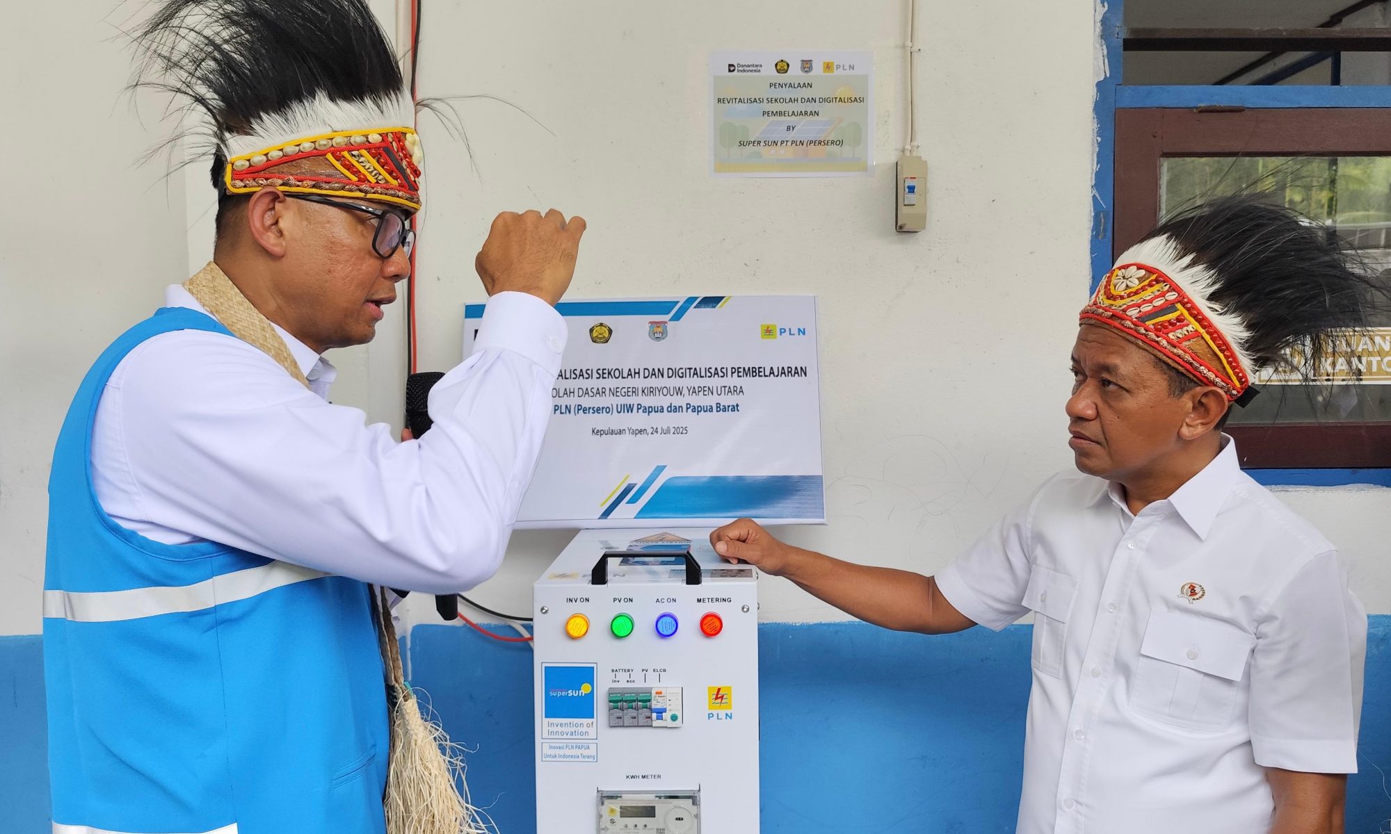 Menteri ESDM Bahlil Lahadalia mendengarkan penjelasan Direktur Utama PLN Darmawan Prasodjo mengenai inovasi SuperSUN di SDN Kiriyow.