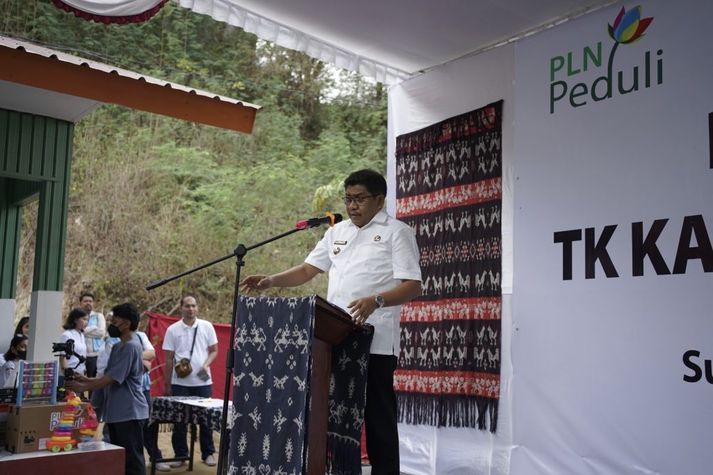 Bupati Sumba Timur, Umbu Lili Pekuwali, mengapresiasi inovasi PLN dalam membangun fasilitas pendidikan berbasis plastik daur ulang.