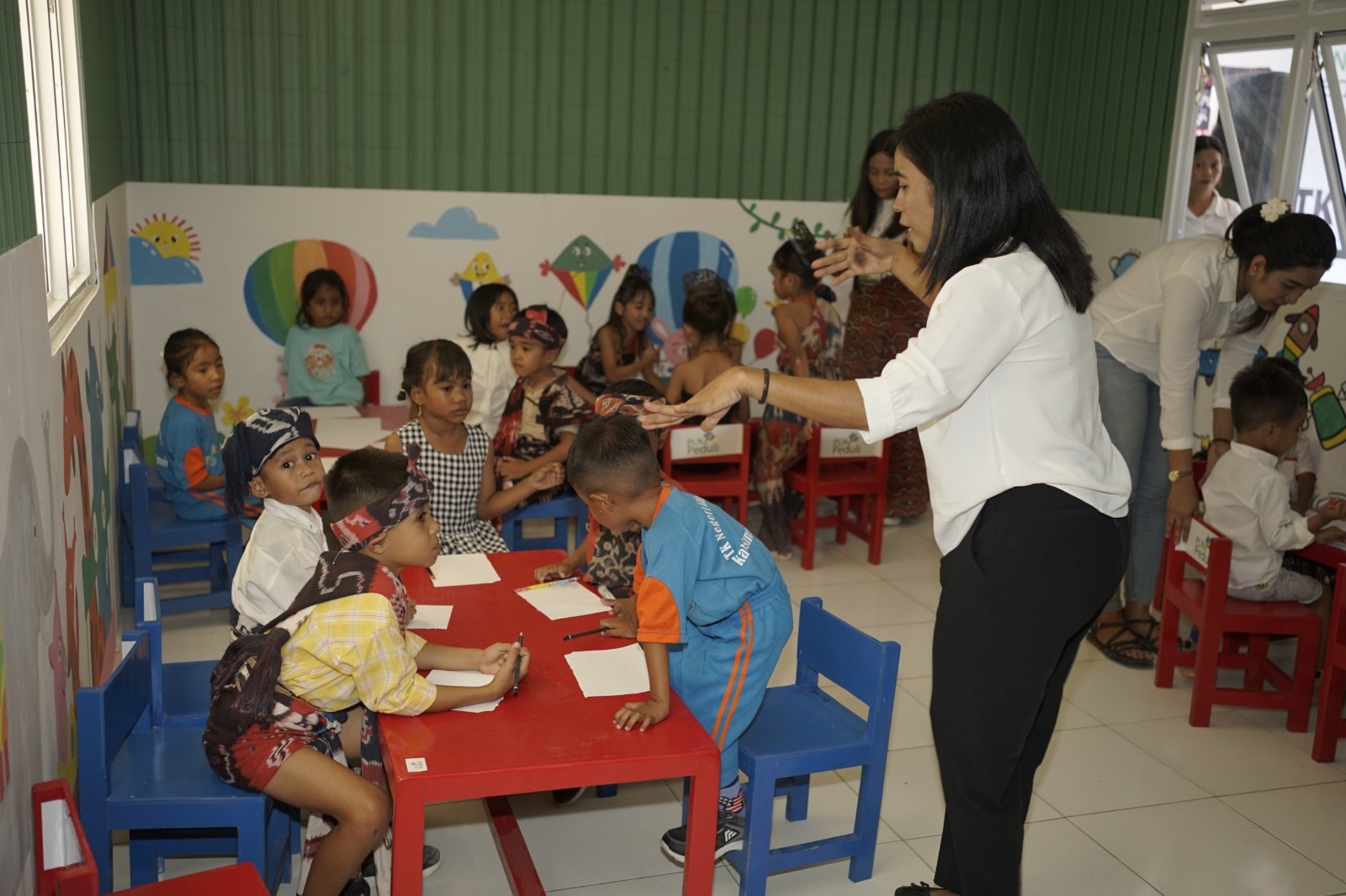 Anak-anak TK Negeri Kalu Manandang Sumba Timur belajar di gedung baru yang menggunakan ecoblocks.