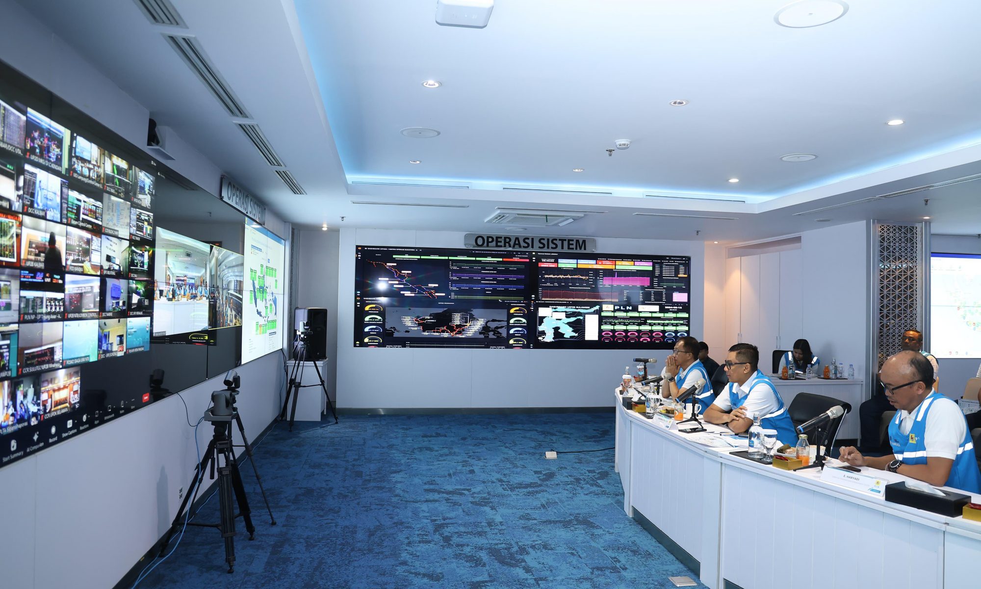 Direktur Utama PLN, Darmawan Prasodjo, bersama jajaran direksi memantau sistem kelistrikan nasional secara digital.
