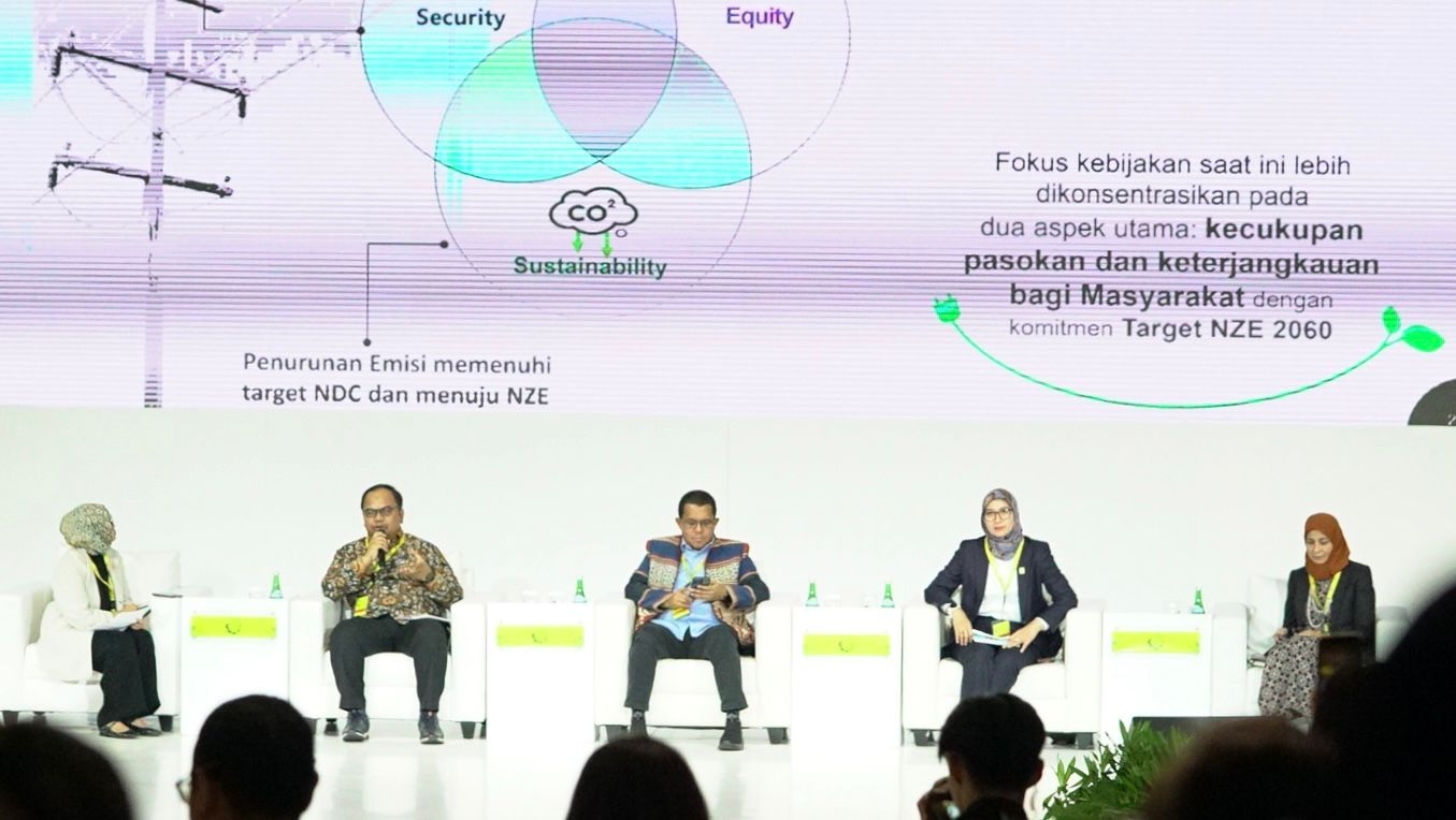 Suasana diskusi panel 'Habis Gelap Terbitlah Terang' dalam Energi dan Mineral Festival 2025 di Jakarta