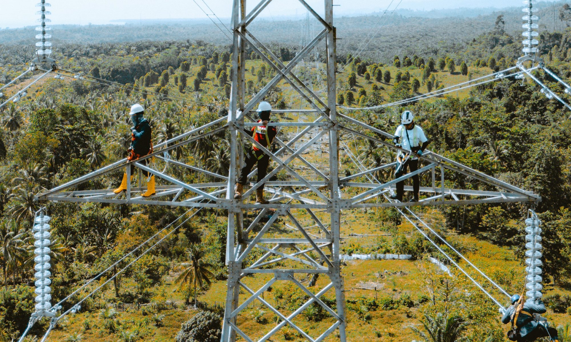 Petugas PLN memeriksa pekerjaan SUTT 150 kV Kolonedale - Bungku sebelum energize.