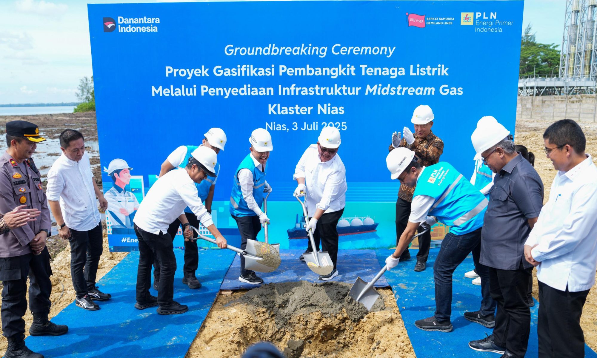 Prosesi peletakan batu pertama oleh Bupati Nias, Walikota Gunungsitoli, dan jajaran direksi PLN pada proyek gasifikasi PLTMG Nias.