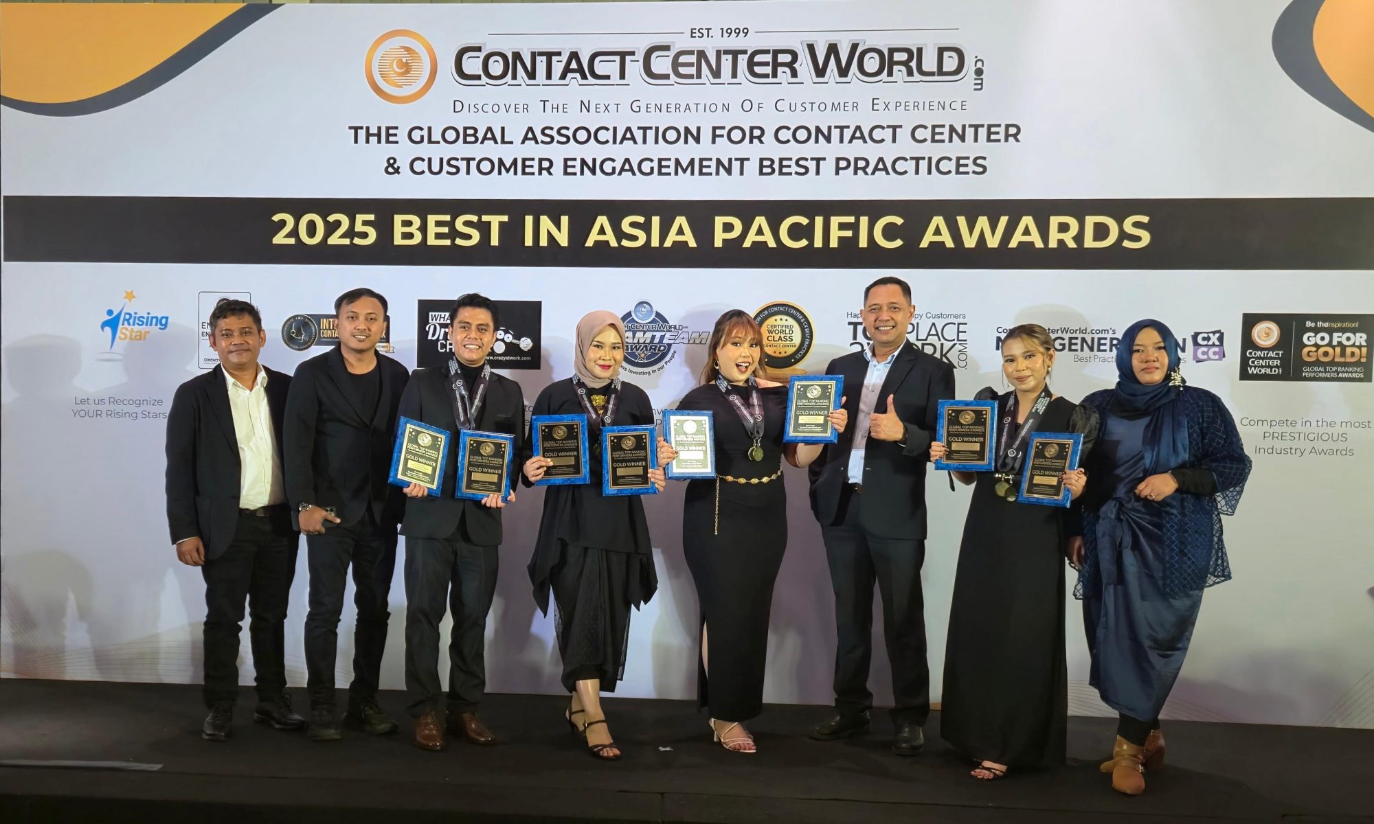 Personel Contact Center PLN 123 berfoto bersama setelah meraih 8 penghargaan Gold Winner di GCCWA 2025.
