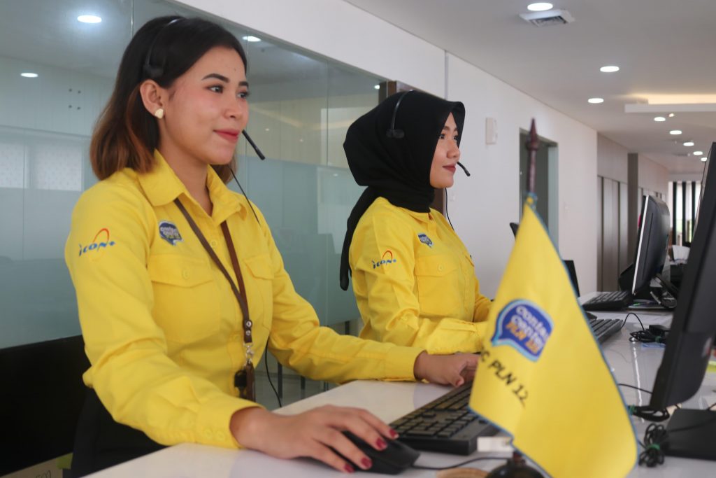 Maria Margaretha, petugas Contact Center PLN 123, melayani pelanggan dan meraih penghargaan Gold Winner di GCCWA 2025.