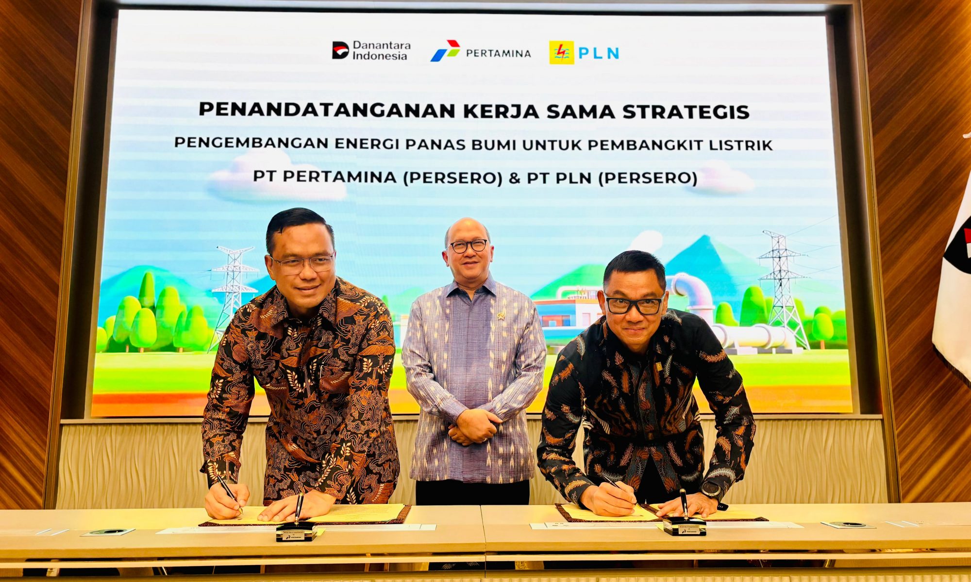 CEO Danantara, Rosan P. Roeslani, menyaksikan penandatanganan MoU antara PLN dan Pertamina untuk pengembangan energi panas bumi