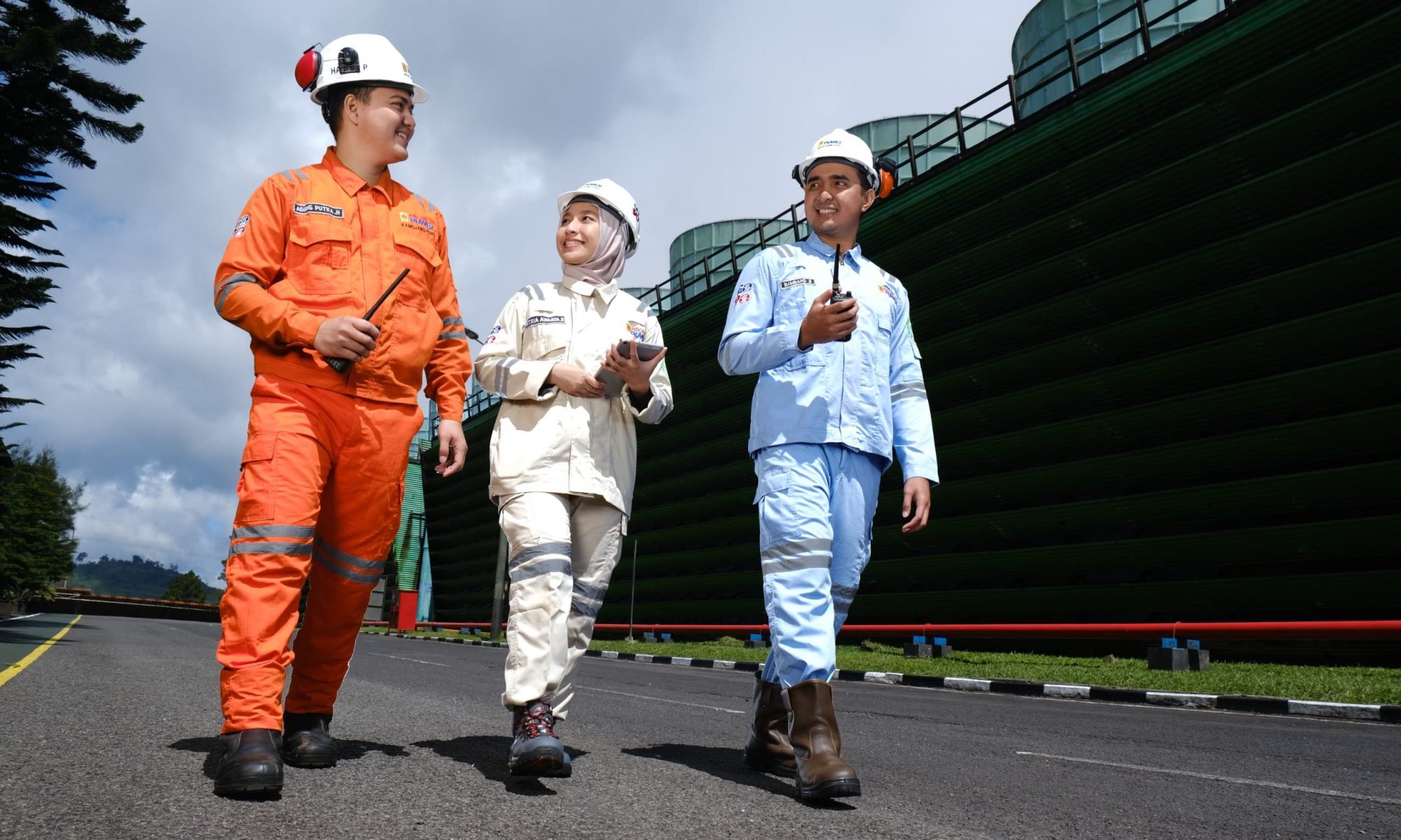Petugas PLN Indonesia Power memastikan keandalan PLTP Kamojang 140 MW sebagai bagian dari layanan REC.