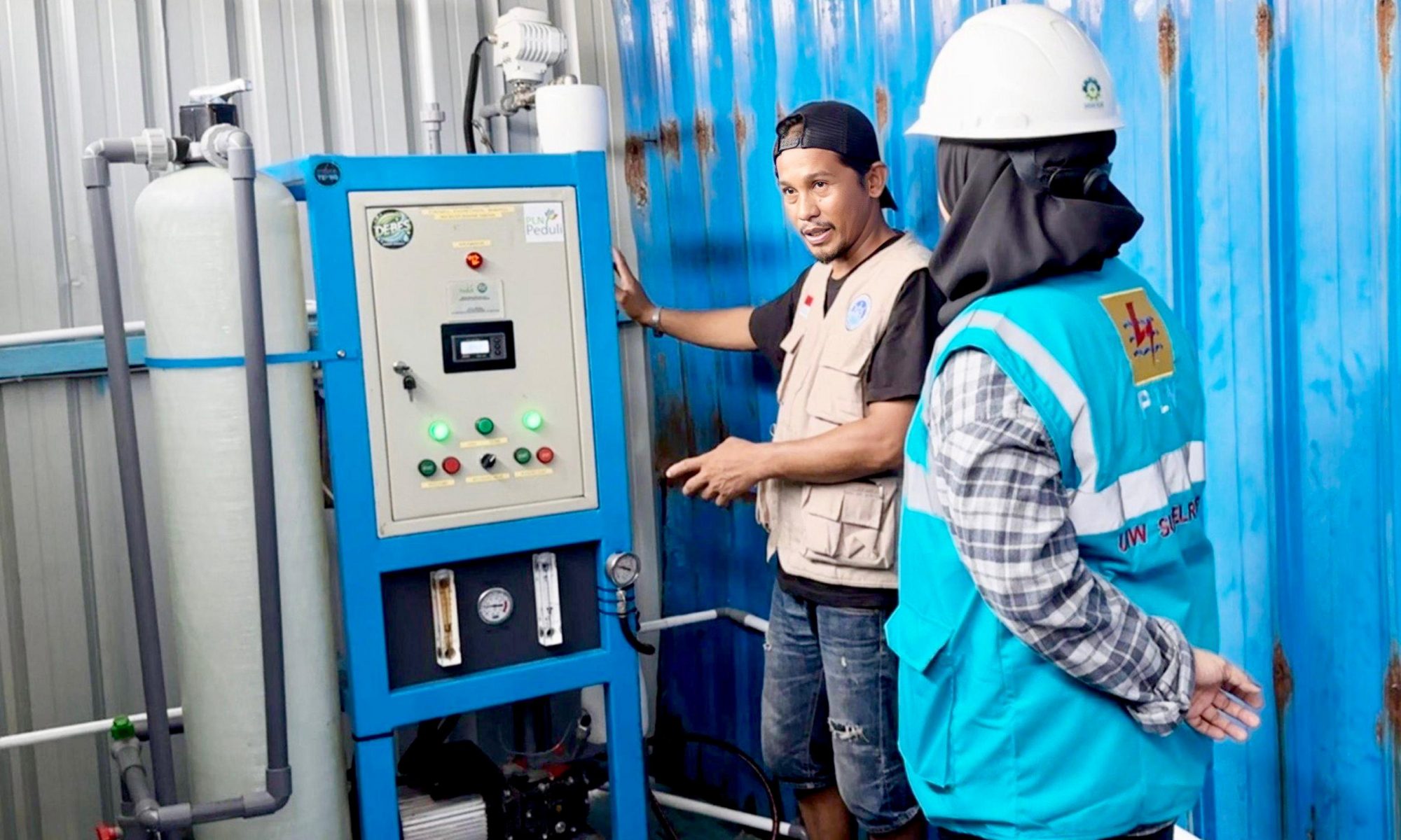 Petugas PLN memeriksa mesin Reverse Osmosis yang mengolah air laut menjadi air layak konsumsi di Pulau Barrang Lompo.