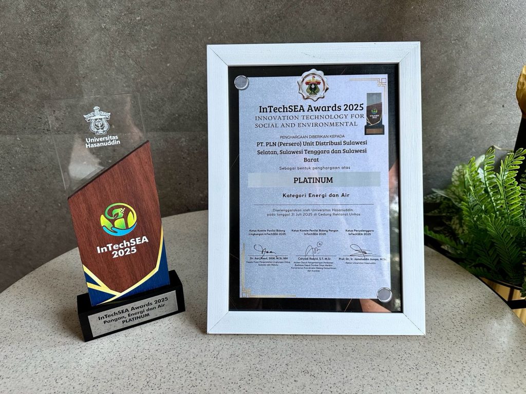 Plakat dan sertifikat penghargaan Platinum yang diraih PLN Unit Induk Distribusi Sulawesi Selatan di InTechSEA Awards 2025.