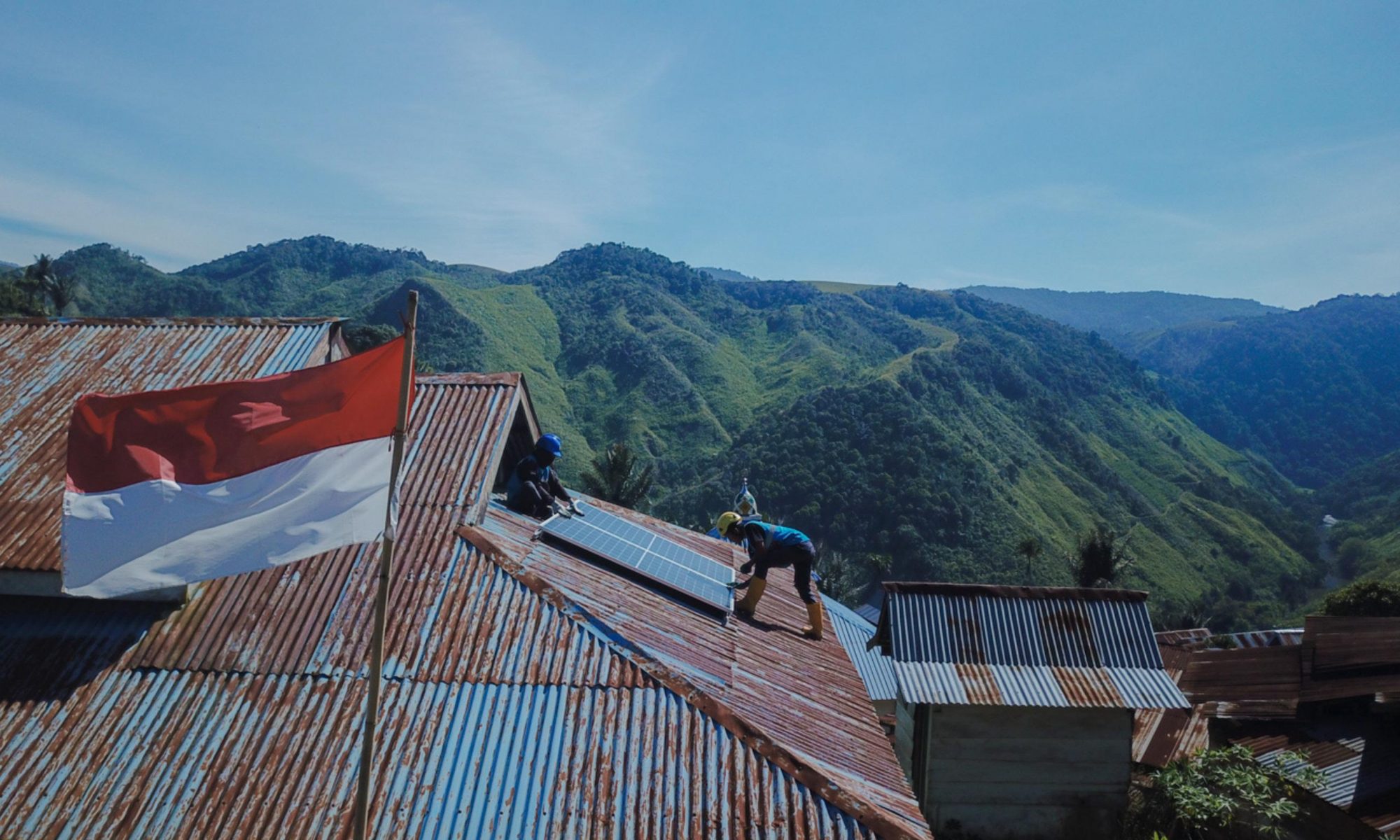 Petugas PLN memasang panel surya SuperSUN di atap fasilitas umum Seko, Luwu Utara.