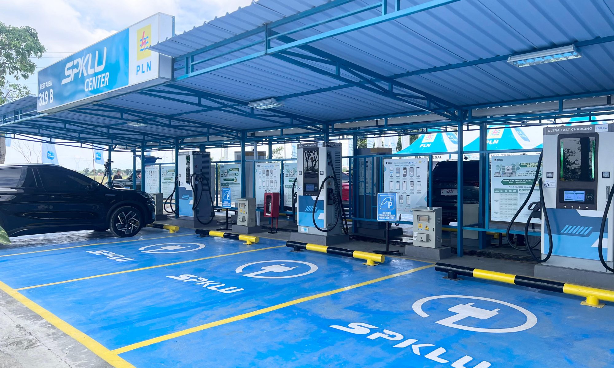 SPKLU Center Rest Area 319B Pemalang dengan 6 DC Ultra Fast Charging dan 1 AC Medium Charging untuk mobil listrik.