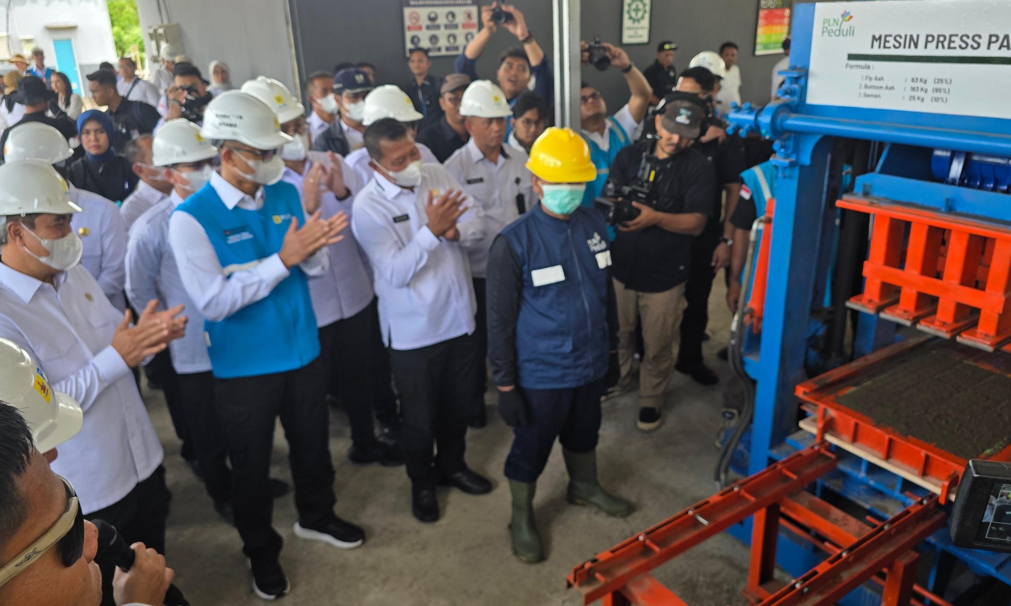 Warga binaan Lapas Nusakambangan mengolah FABA menjadi paving block, disaksikan Menteri Imigrasi Agus Andrianto, Dirjen Pemasyarakatan Mashudi, dan Dirut PLN Darmawan Prasodjo
