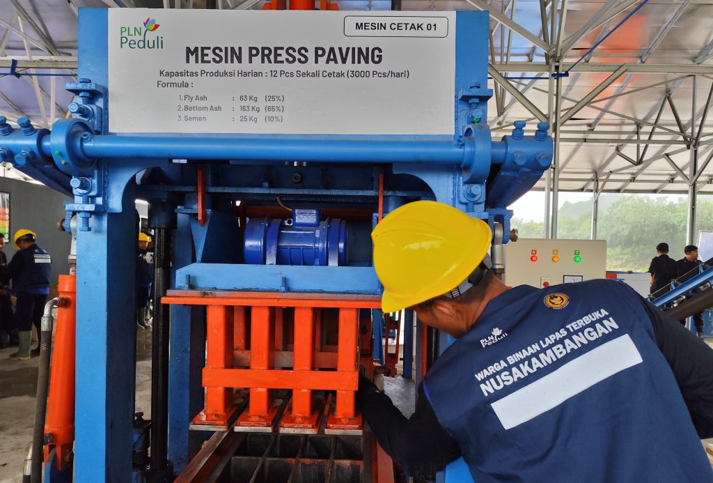 Warga binaan Lapas Nusakambangan mengolah FABA menjadi paving block.