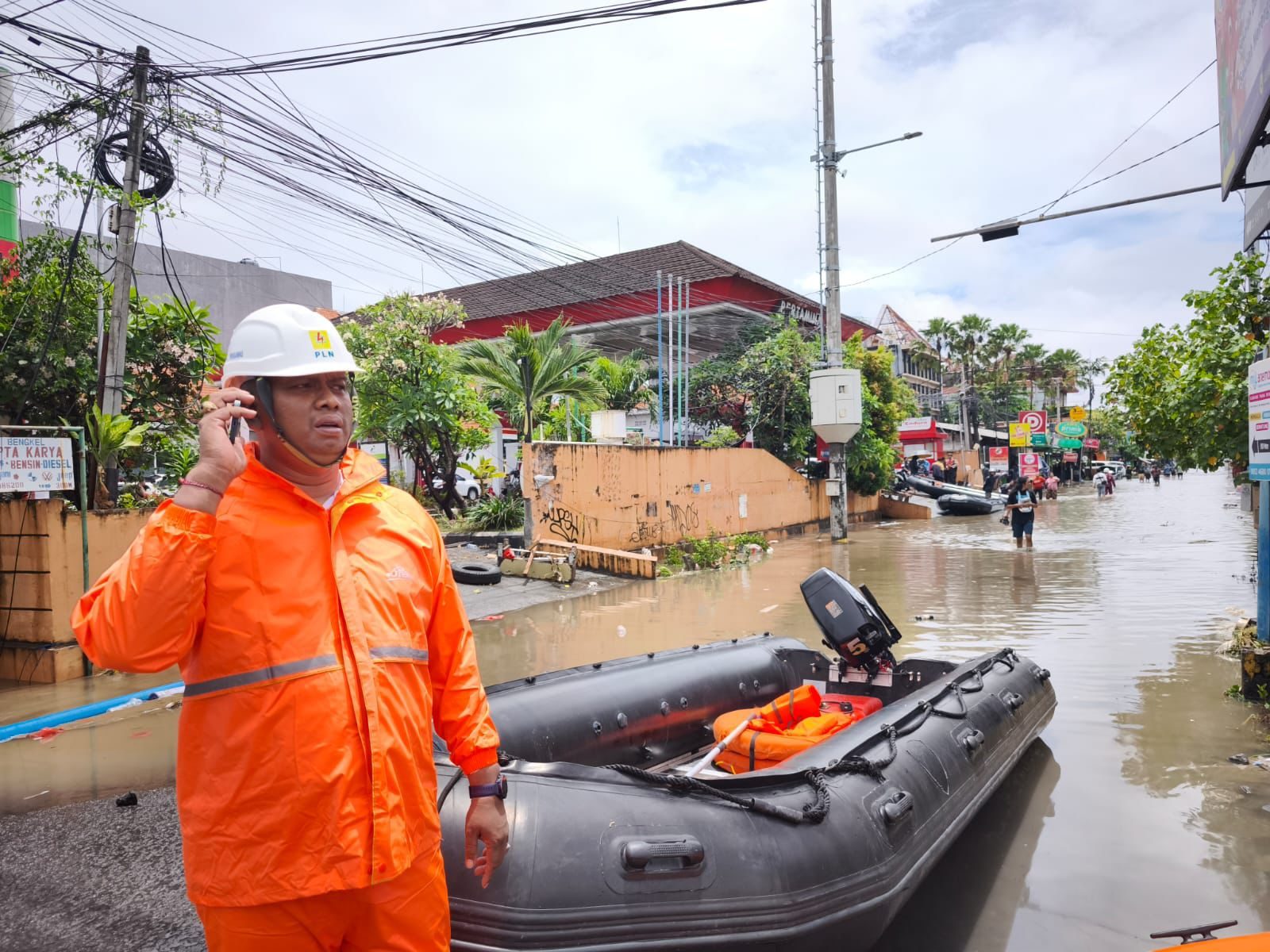 Manajer PLN memimpin penormalan jaringan listrik terdampak banjir di Pura Demak, Denpasar.