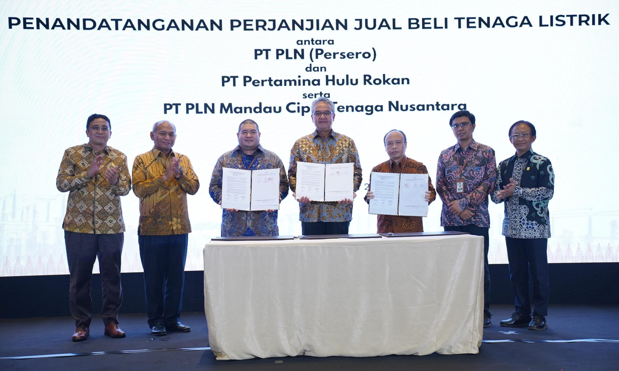 Penandatanganan PJTBL antara PLN dan Pertamina Hulu Rokan disaksikan SKK Migas dan KESDM.
