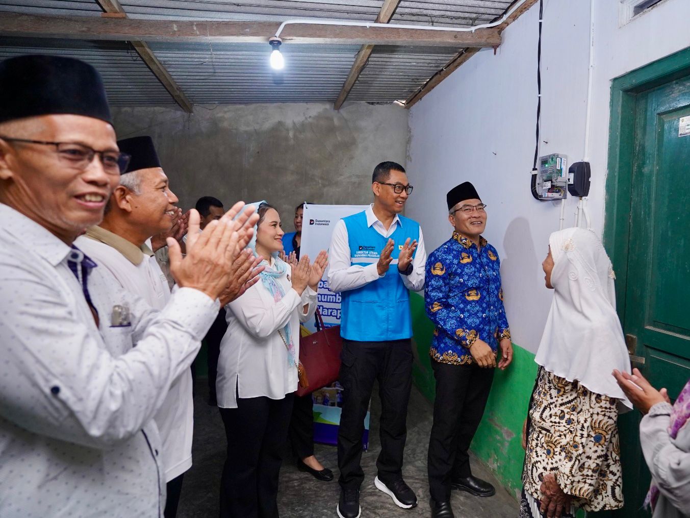 Bupati Bantul dan Direktur Utama PLN menyalakan listrik rumah penerima manfaat program Berbagi Cahaya, Menumbuhkan Harapan di Bantul.