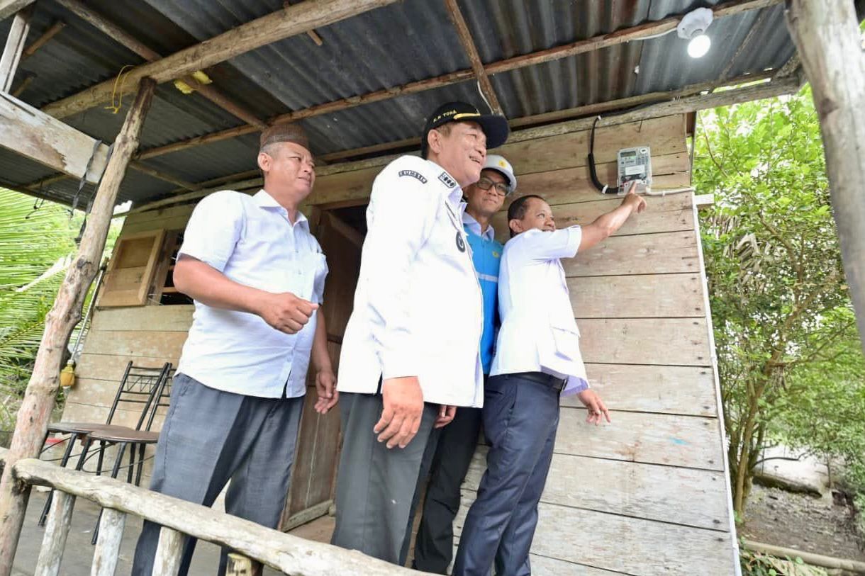 Bahlil Lahadalia dan Darmawan Prasodjo menyalakan rumah penerima manfaat program Bantuan Pasang Baru Listrik di Musi Banyuasin.
