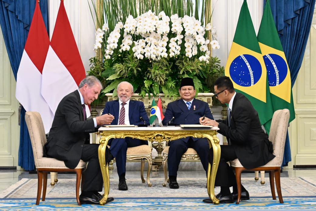 Presiden Prabowo Subianto dan Presiden Brasil Luiz Inácio Lula da Silva menyaksikan penandatanganan MoU kerja sama pengembangan PLTA antara PLN dan J&F di Istana Merdeka, Jakarta.