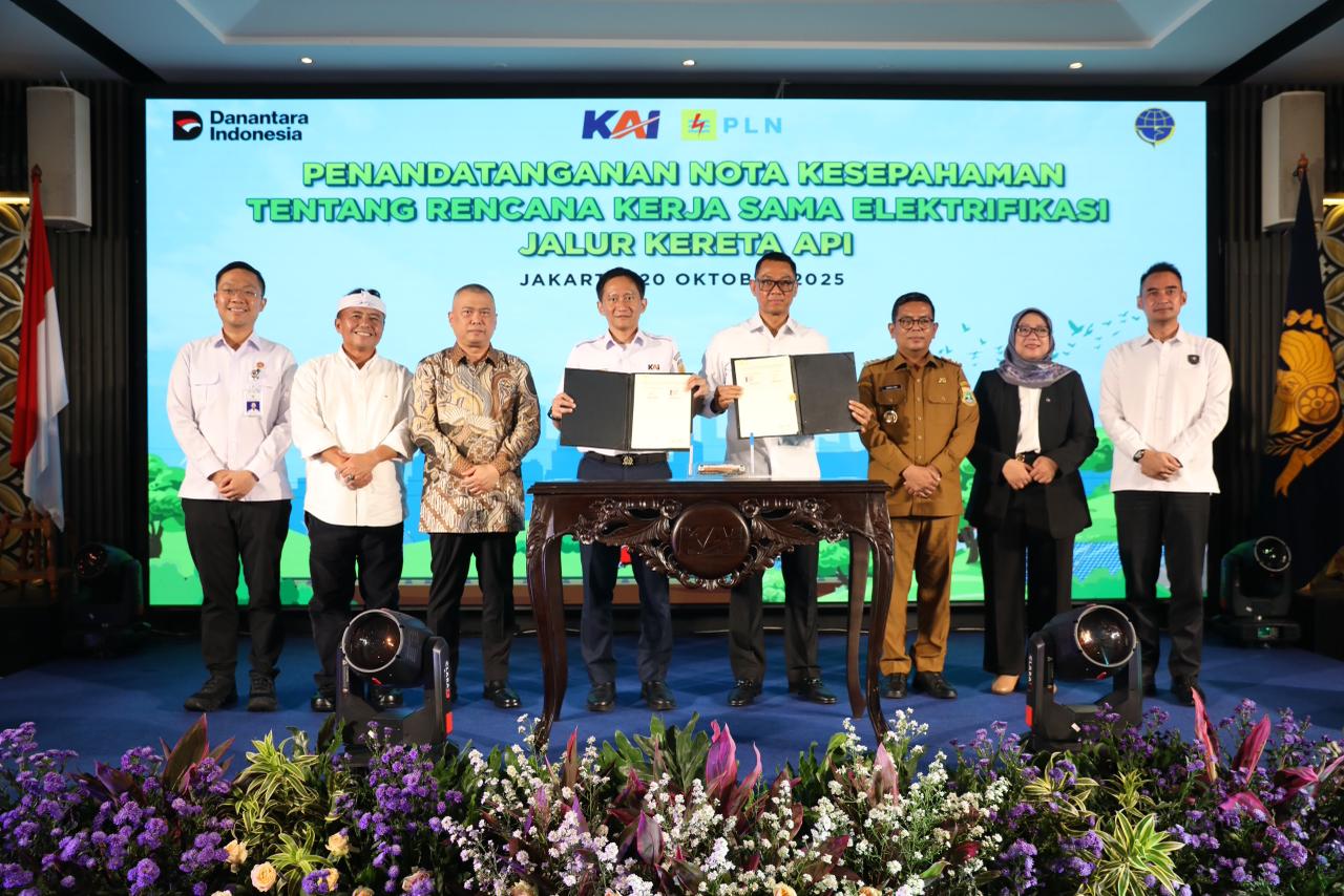 Menteri Perhubungan Dudy Purwagandhi berfoto bersama pimpinan PLN, KAI, dan pejabat daerah usai penandatanganan MoU elektrifikasi jalur kereta api di Jakarta.