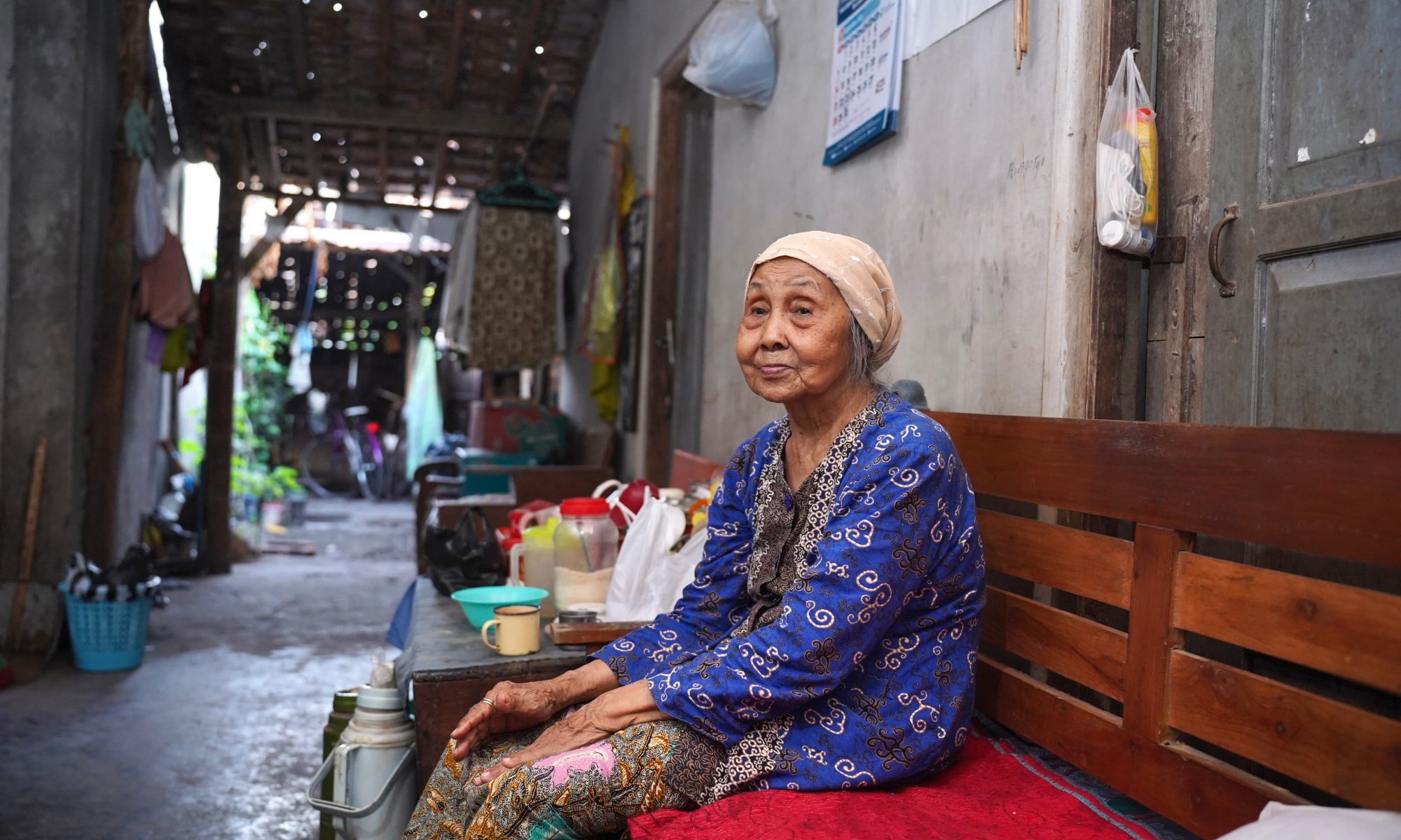 Partinah, penerima manfaat program listrik PLN, kini menikmati penerangan di rumahnya setelah sebelumnya hidup dengan lampu pelita.
