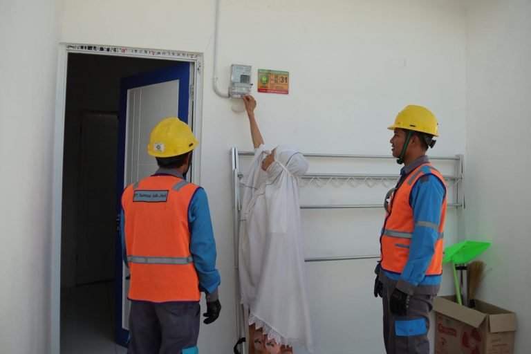 PLN Sambung Listrik Gratis Bagi 93 KK di Kampung Nelayan Indramayu