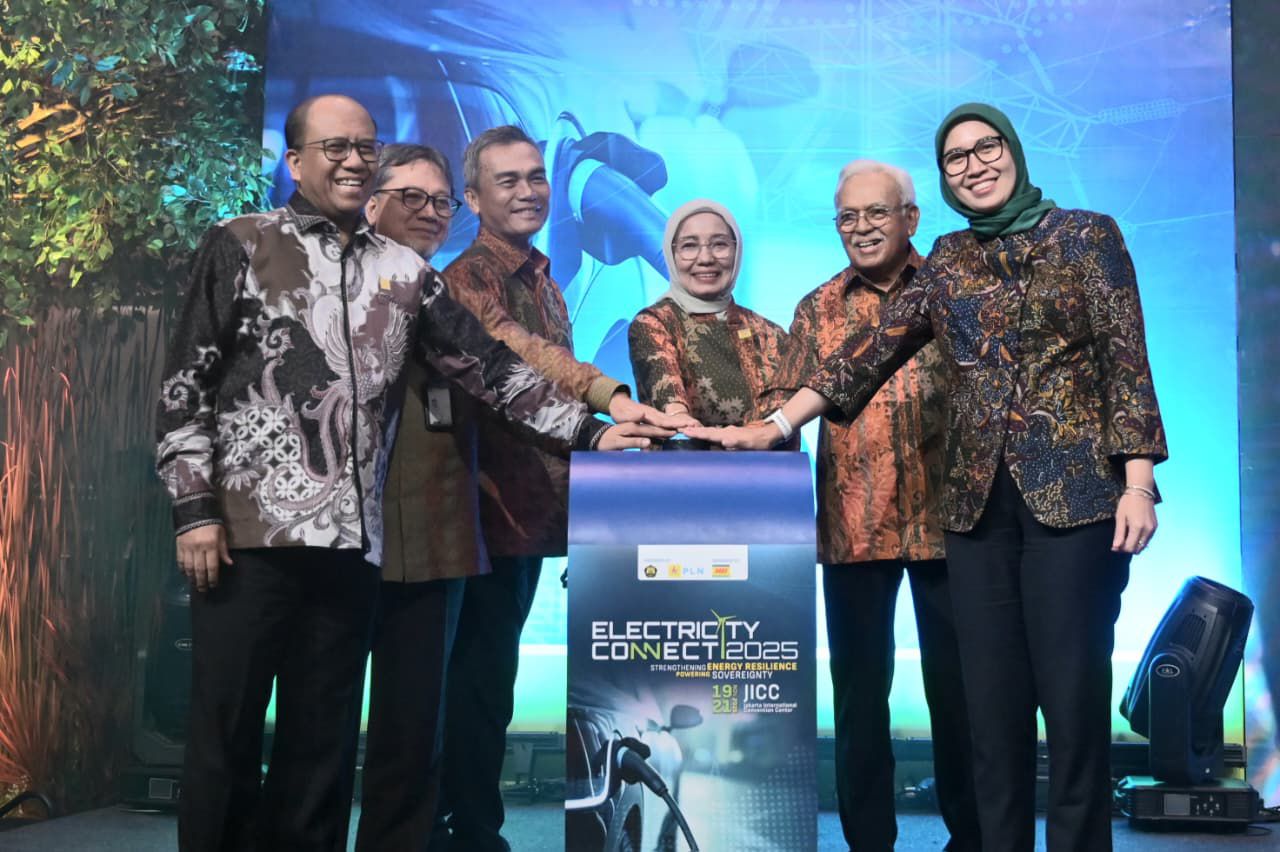 Launching Electricity Connect 2025 di Jakarta oleh pejabat KESDM, PLN, dan MKI.
