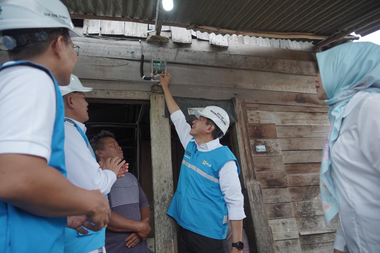 Direktur PLN Edwin Nugraha Putra menyalakan lampu rumah penerima manfaat program Berbagi Cahaya, Menumbuhkan Harapan di Tapanuli Tengah.