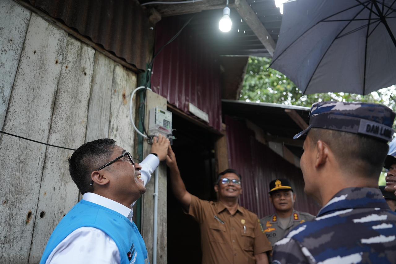 Direktur PLN Hartanto Wibowo menyalakan sambungan listrik di rumah warga penerima manfaat program Berbagi Cahaya, Menumbuhkan Harapan di Sabang.