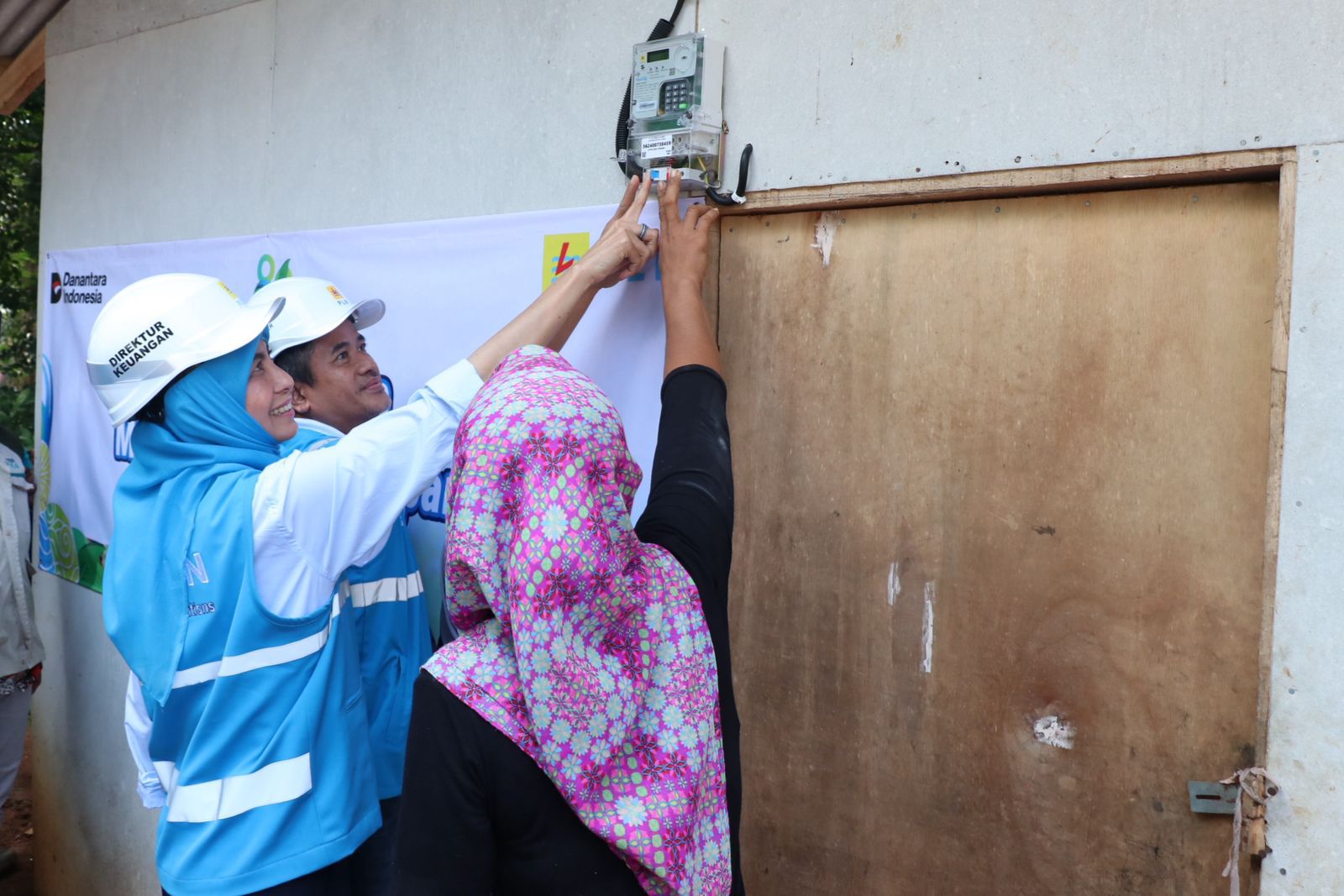 Direktur Keuangan PLN Sinthya Roesly dan GM PLN UID Banten menyalakan sambungan listrik gratis di rumah penerima manfaat program Berbagi Cahaya di Carita, Pandeglang.
