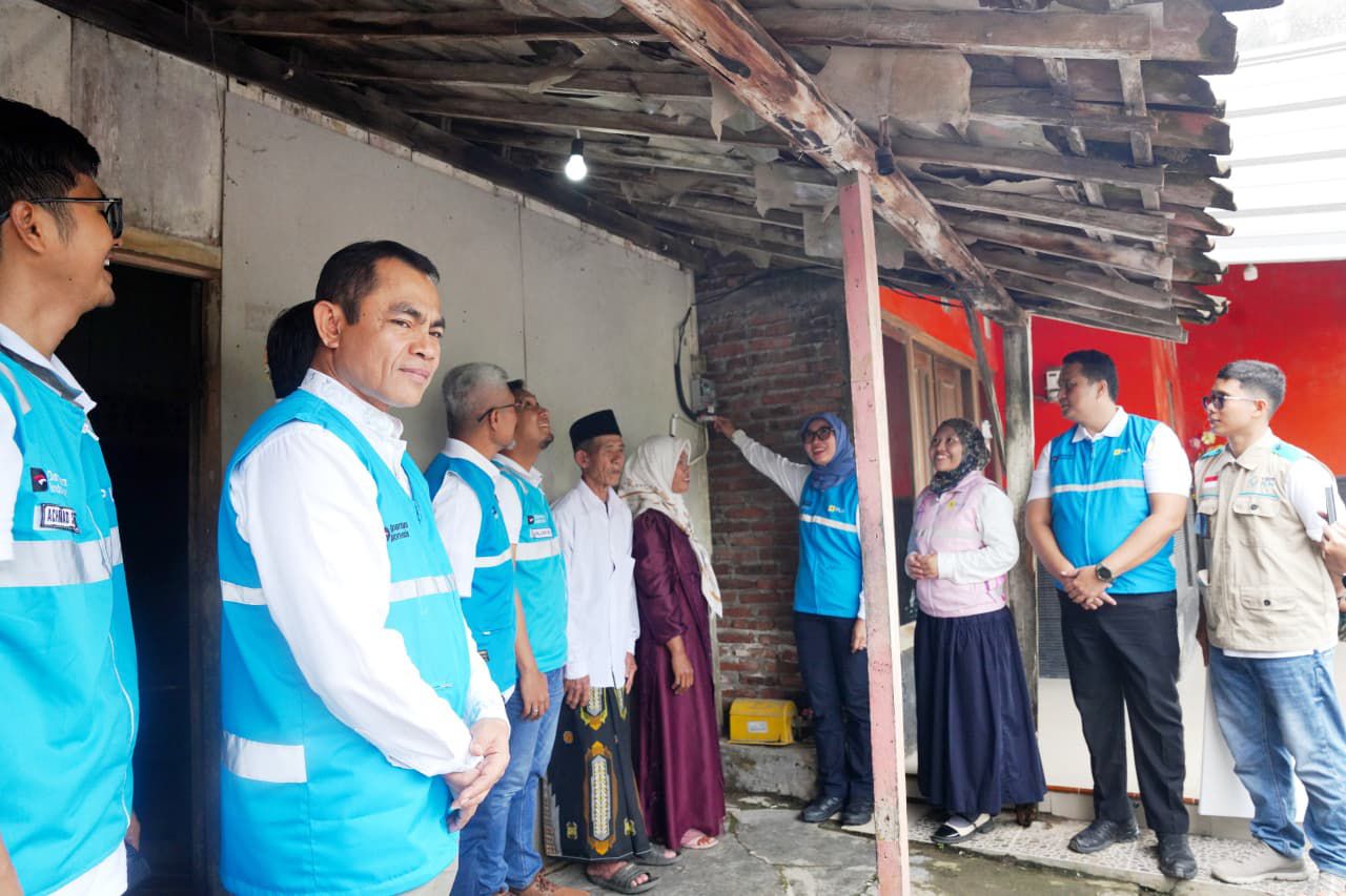 Direktur Distribusi PLN Arsyadany G. Akmalaputri menyalakan listrik di rumah penerima manfaat di Desa Karangasem, Demak.