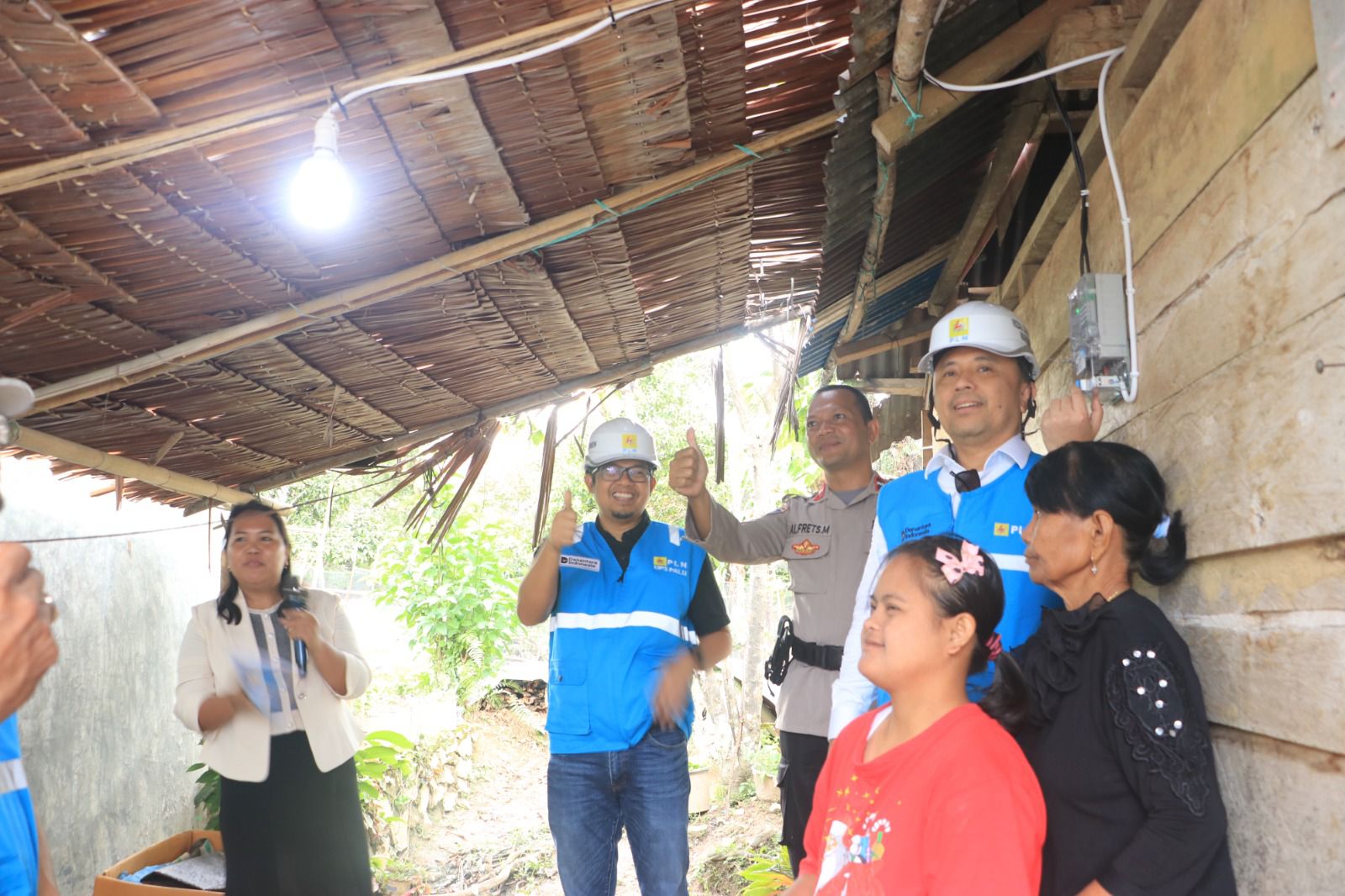 Direktur Manajemen Pembangkitan PLN menyalakan sambungan listrik gratis di rumah warga penerima manfaat di Tentena, Poso.