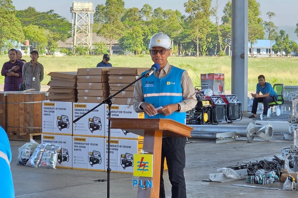 Direktur Utama PLN Darmawan Prasodjo menyampaikan update pemulihan kelistrikan pascabencana Aceh saat Apel Siaga di Lanud Sultan Iskandar Muda, bersama personel TNI dan tim tanggap darurat PLN.
