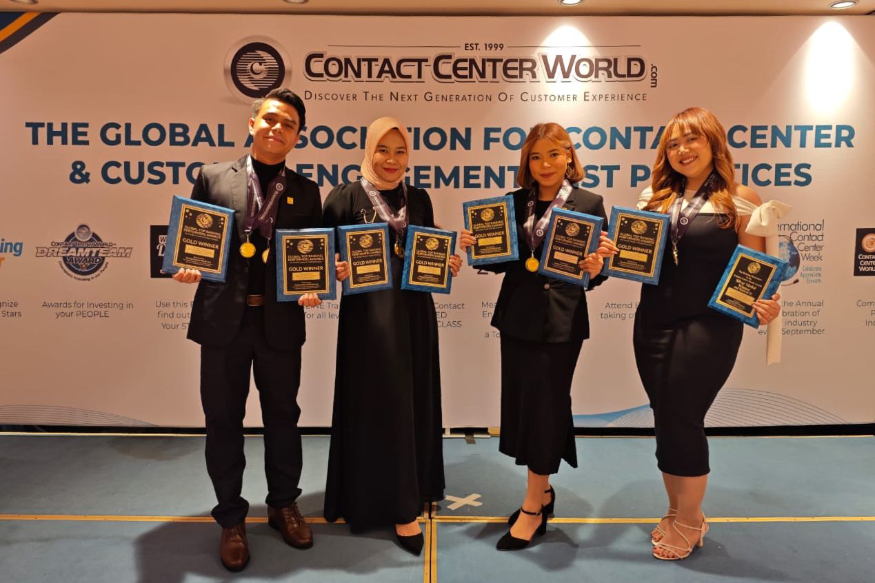 personel Contact Center PLN 123 berfoto bersama setelah meraih delapan penghargaan emas pada Global Contact Center World Awards 2025 di Yunani.