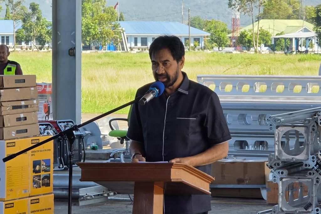 Direktur Perencanaan PLN, Hartanto Wibowo menyalakan sambungan listrik di rumah penerima manfaat program Berbagi Cahaya, Menumbuhkan Harapan di Gampong Cot Abeuk, Sabang, Aceh.