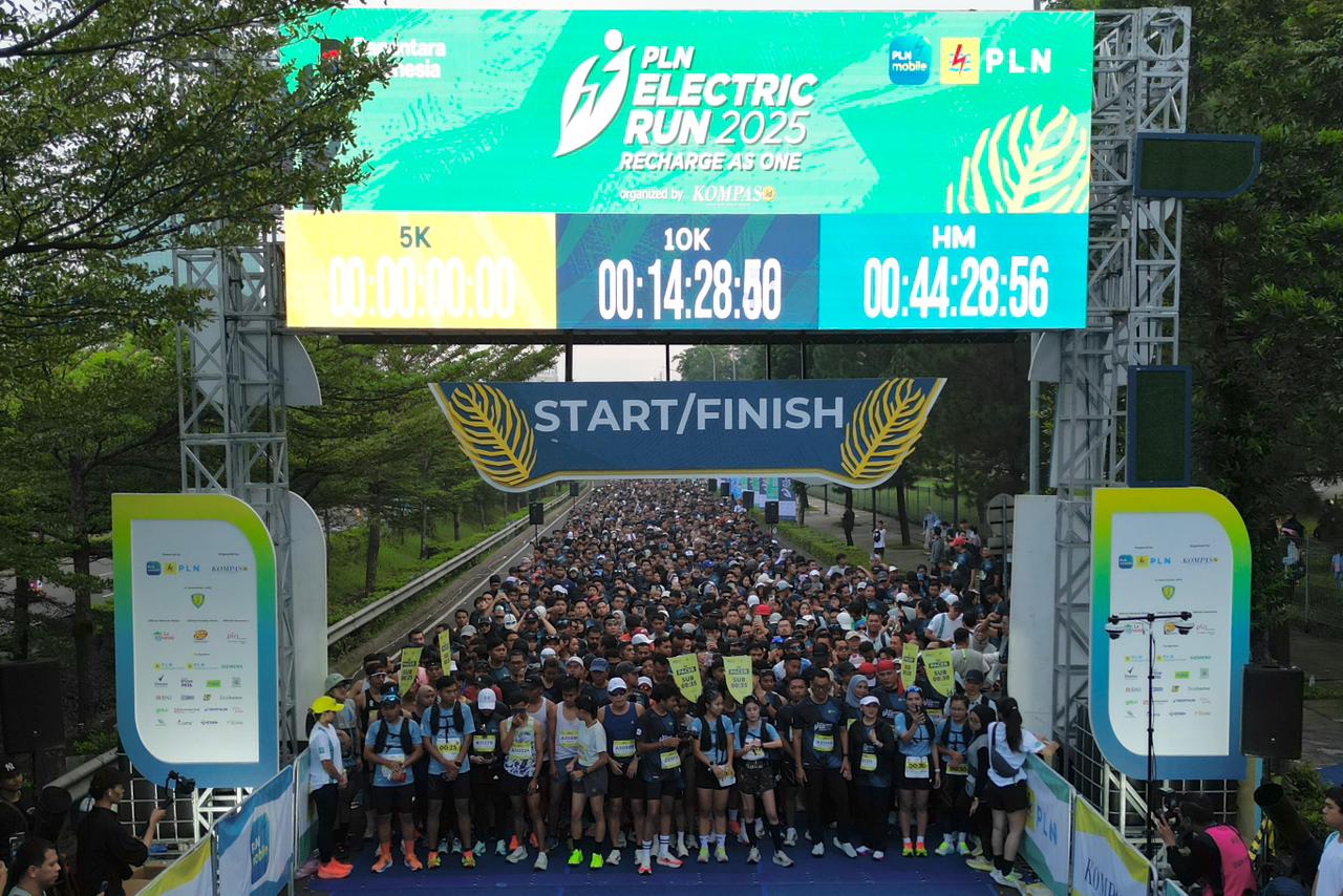 Ribuan peserta berkumpul di garis start PLN Electric Run 2025 di ICE BSD Tangerang sebelum flag off.
